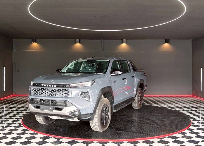 TOYOTA Hilux Travo